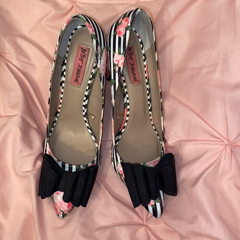 Adorable heels!💚🖤🤍💖
